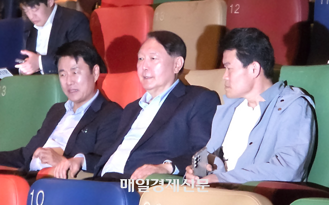 윤석열 전 대통령이 이영돈 PD, 전한길 강사와 함께 21일 메가박스 동대문에서 ‘부정선거, 신의 작품인가’를 관람하기 위해 나란히 앉아 있다. [안정훈 기자]