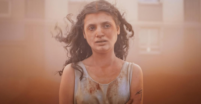 줄리아 뒤쿠르노 감독의 신작 ‘알파’의 한 장면. 어느 날 팔뚝에 대문자 ‘A’ 모양의 문신을 하고 나타난 딸 때문에 절망하는 엄마를 다룹니다. 사회적 낙인을 다루는 작품입니다. 위 장면은 영화의 마지막 신입니다. [IMDb]