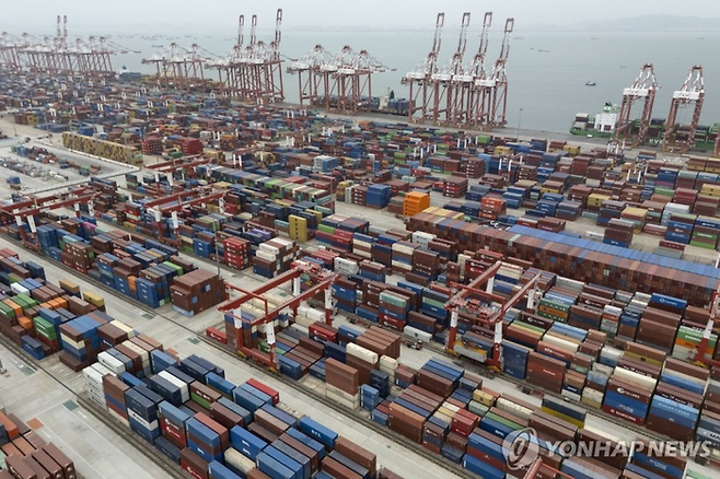 중국 광저우항에서 선적을 기다리는 컨테이너들. [연합뉴스]