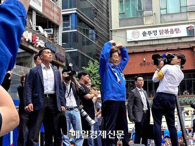 더불어민주당 이재명 대선 후보가 21일 인천광역시 남동구 구월 로데오광장에서 열린 유세에서 시민들에게 인사하고 있다. [사진 = 김혜진 기자]