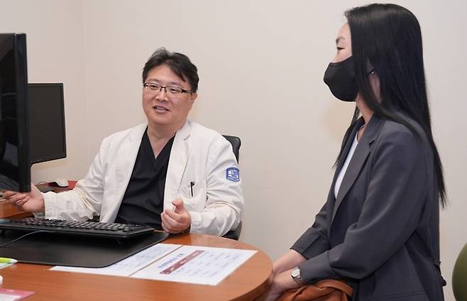 서울성모병원에서 신장이식 수술 준비 중 위암을 진단받았던 이보영 씨가 지난 20일 정기 외래진료를 위해 정병하 신장내과 교수를 찾았다. 이 씨는 위암수술과 남편의 신장 기증으로 이식수술을 받고 건강을 되찾았다. 제공=서울성모병원.