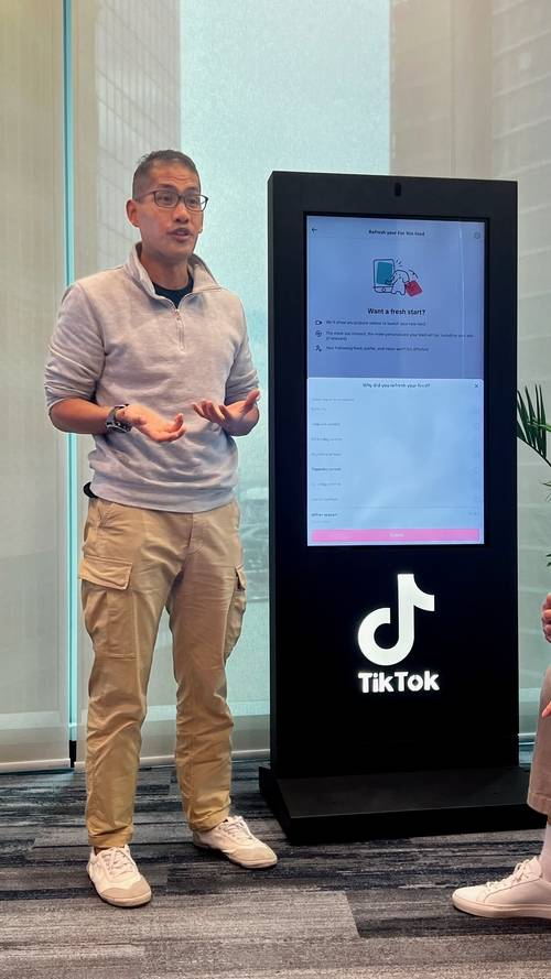틱톡 관계자가 ‘틱톡 싱가포르 투명성과 책임 센터(TAC)’에서 틱톡 기능에 대해 설명하고 있다.  [사진 = 틱톡]