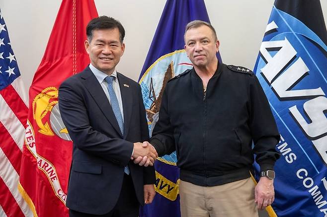 지난 19일~20일(현지시간) 미국 워싱턴DC를 방문한 석종건 방위사업청장이 제임스 다우니 해상체계사령부(NAVSEA) 사령관과 만나 기념촬영을 하고 있다. [사진출처=방위사업청]