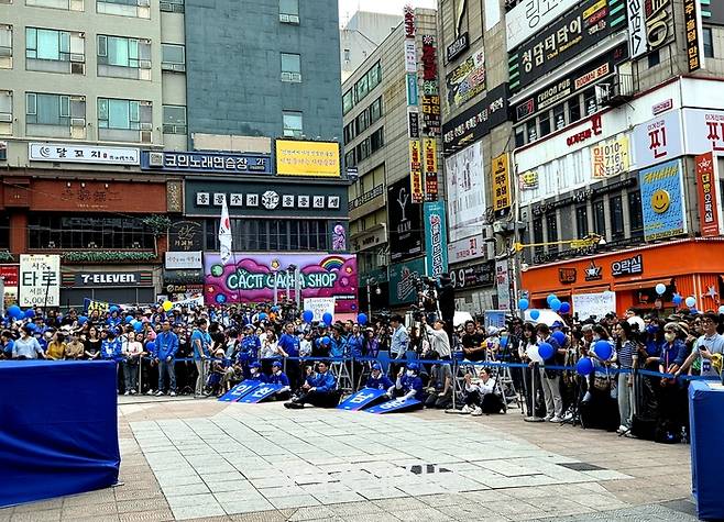 21일 더불어민주당 이재명 대선 후보가 유세를 벌인 인천 남동구 구월 로데오광장에 시민들이 몰려있다. [사진 = 김혜진 기자]