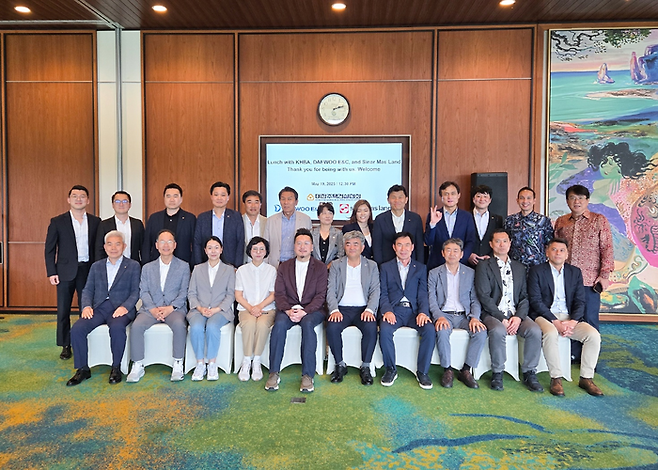 해외주택사업 투자개척단과 시나르마스 랜드 임원단(정원주 회장 사진 앞줄 오른쪽 다섯번째, 마이클 위자야  시나르마스 랜드 사장 사진 왼쪽 다섯번째) [제공=대한주택건설협회]