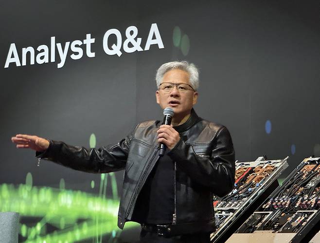 ‘글로벌 미디어 Q&A’하는 젠슨 황 엔비디아 CEO [사진 출처 = 연합뉴스]