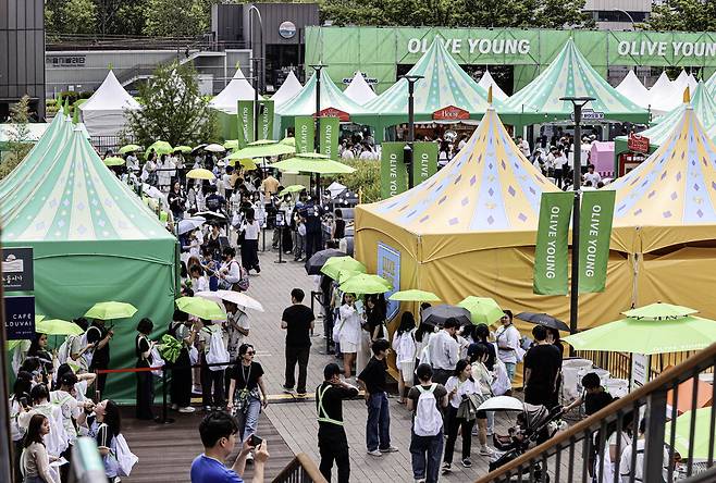오는 25일까지 서울 용산구 노들섬 일대에서 열리는 '2025 올리브영 페스타' 첫날 행사장이 관람객들로 붐비고 있다.  김효혜 기자