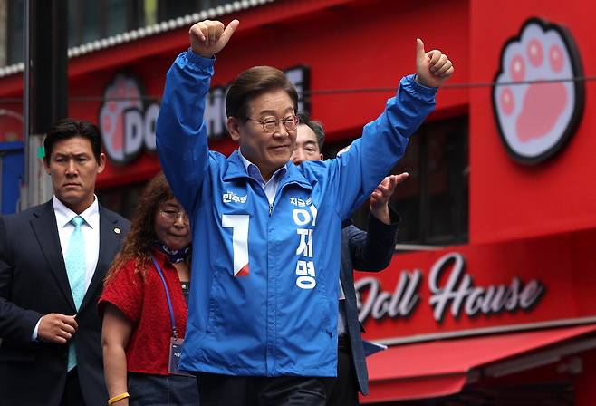 이재명 더불어민주당 대선 후보가 21일 인천 남동구 구월 로데오광장에서 열린 집중 유세에서 손을 들어 보이고 있다. 김호영 기자