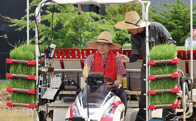 김문수 국민의힘 대선 후보가 21일 고양시 화정동 일대 논에서 청년농업인과 함께 이앙기에 탑승해 모내기를 하고 있다. 이충우 기자