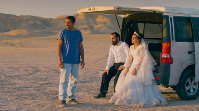 영화 ‘단순한 사고’의 한 장면. 고문 희생자 바히드(왼쪽)는 밴에 자신을 고문했던(추정) 정권 부역자를 가두고 자신과 같은 고문 희생자들을 찾아다닙니다. 내일 결혼을 앞둔 예비 신혼부부도 밴을 타고 이 여정에 동참합니다. 무거운 주제이지만 영화는 ‘기생충’을 떠올리게 할 만큼 코믹한 요소가 상당합니다. 칸영화제 상영 중에 곳곳에서 폭소가 터졌습니다. 공개된 영화 스틸컷이 이것 한 장뿐이라 아쉽습니다. 실제 영화는 색감이 밝습니다. [IMDb]