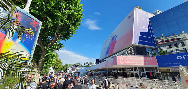 20일(현지시간) 오후 ‘단순한 사고’ 상영 직후 팔레 드 페스티벌 건물 정문의 모습. 하루 종일 내린 장대비가 믿기 어려울 정도로 날씨가 바뀌었습니다. [김유태 기자]