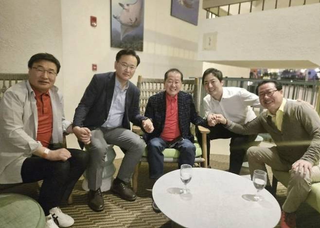 홍준표 전 대구시장의 선대위 합류를 설득하기 위해 지난 19일 미국 하와이를 방문한 국민의힘 대선 선대위 유상범 단일화추진본부장, 김대식 대외협력본부장, 조광한 대외협력부본부장, 이성배 선대위 대변인이 홍 전 시장(가운데)과 손잡고 기념 촬영을 하고 있다.[사진 = 국힘 하와이 특사단]