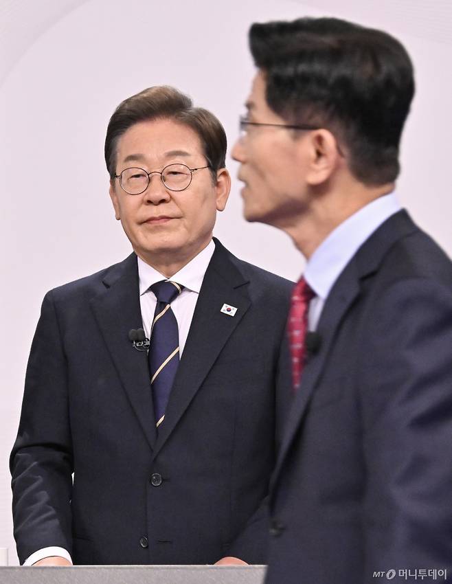 [서울=뉴시스] 국회사진기자단 = 이재명(왼쪽) 더불어민주당 대선 후보, 김문수 국민의힘 대선 후보가 18일 서울 마포구 SBS프리즘타워에서 열린 중앙선거방송토론위원회 주관 제21대 대통령선거 후보자 토론회 시작에 앞서 준비하고 있다. 2025.05.18. photo@newsis.com /사진=권창회