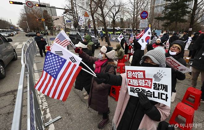 [과천=뉴시스] 김근수 기자 = 윤석열 대통령이 조사를 거부한 가운데 16일 경기 과천시 고위공직자범죄수사처 청사 인근에서 보수집회 단체 회원들이 구호를 외치고 있다. 2025.01.16. ks@newsis.com /사진=김근수