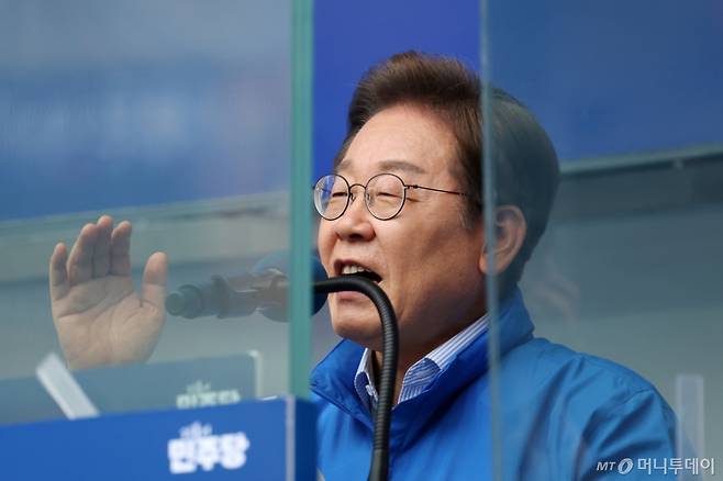 [파주=뉴시스] 조성우 기자 = 이재명 더불어민주당 대선후보가 20일 경기 파주시 금릉역 중앙광장에서 열린 유세에서 연설을 하고 있다. 2025.05.20. xconfind@newsis.com /사진=조성우