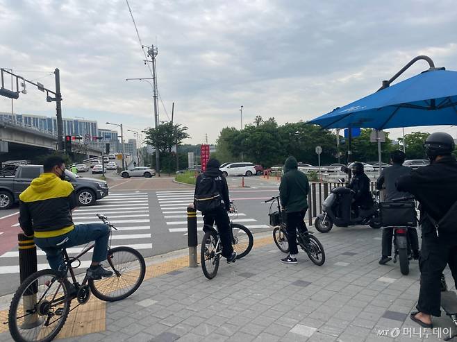 지난 19일 오전 경기 안산시 단원구 안산역 인근에서 외국인 노동자들이 인근 공단을 향해 출근하고 있다. /사진=이지현 기자.