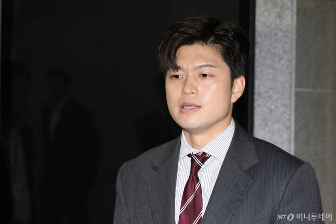 (서울=뉴스1) 이광호 기자 = 김용태 국민의힘 비상대책위원장이 21일 오전 서울 여의도 국회 의원회관에서 김문수 대통령 후보와 이준석 개혁신당 대통령 후보 단일화와 관련한 취재진의 질문에 답하고 있다. 2025.5.21/뉴스1  Copyright (C) 뉴스1. All rights reserved. 무단 전재 및 재배포,  AI학습 이용 금지. /사진=(서울=뉴스1) 이광호 기자