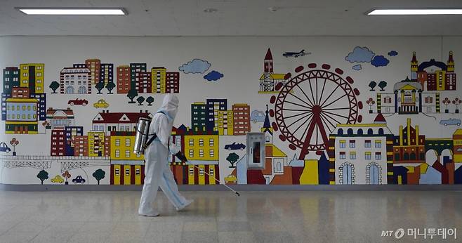 (대구=뉴스1) 공정식 기자 = 27일 오후 대구 달성군 옥포읍 대구강림초등학교에서 학교안전공제회 관계자들이 코로나19 재확산을 방지하기 위해 방역작업을 하고 있다. 2024.8.27/뉴스1  Copyright (C) 뉴스1. All rights reserved. 무단 전재 및 재배포,  AI학습 이용 금지. /사진=(대구=뉴스1) 공정식 기자