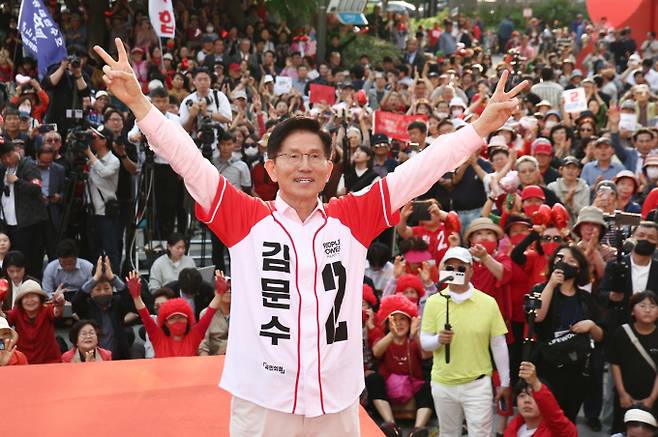 김문수 국민의힘 대선 후보가 지난 20일 경기 스타필드 하남에서 유세를 하고 있다. /사진=공동취재