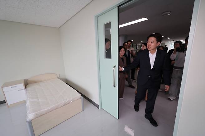 이준석 개혁신당 대통령 후보가 21일 오후 경기 성남시 성남의료원을 방문해 병실을 둘러보고 있다. /사진=공동취재