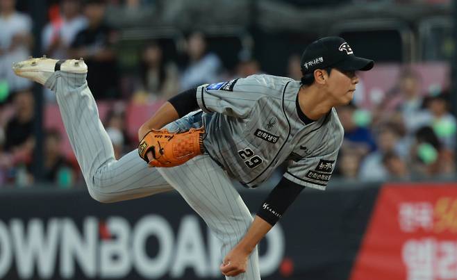 한화 이글스가 부진에 빠진 엄상백을 대신해 황준서를 선발로 내보낸다. 사진은 한화 이글스에서 활약한 황준서의 모습. /사진=뉴시스