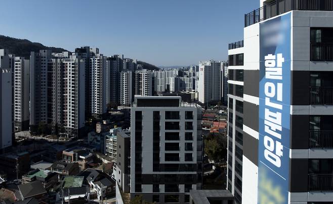 건설부동산업계가 6월3일 대선을 앞두고 정부의 지방 미분양 해소를 위한 다주택자 중과세 폐지를 촉구하고 있다. 사진은 대구광역시 수성구의 한 아파트에 할인분양 현수막이 걸린 모습. /사진=뉴시스