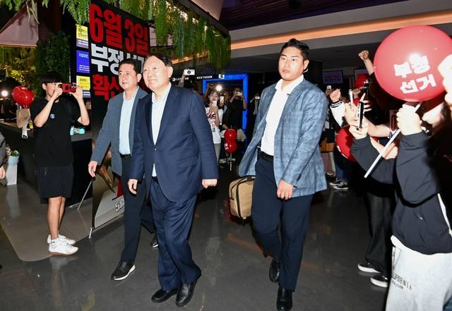 윤석열 전 대통령이 21일 오전 서울 중구 메가박스 동대문점에서 다큐멘터리 영화 부정선거, 신의 작품인가를 관람하기 위해 이동하고 있다. 2025.05.21. 백동현 기자