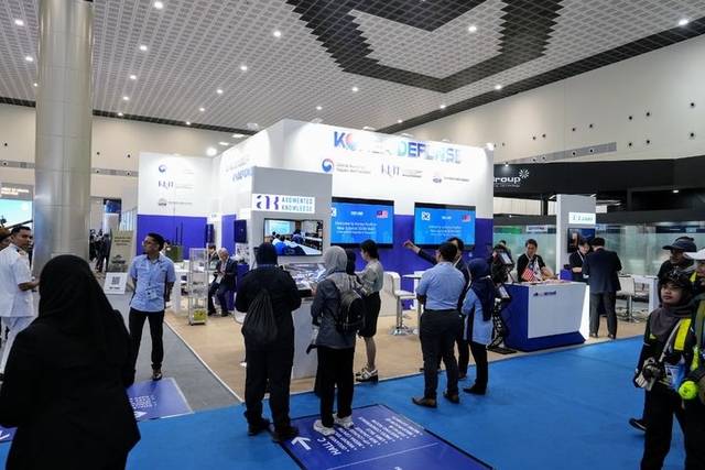 LIMA 2025 통합한국관을 찾은 관람객들이 부스를 둘러보고 있다. 방위산업진흥회 제공g