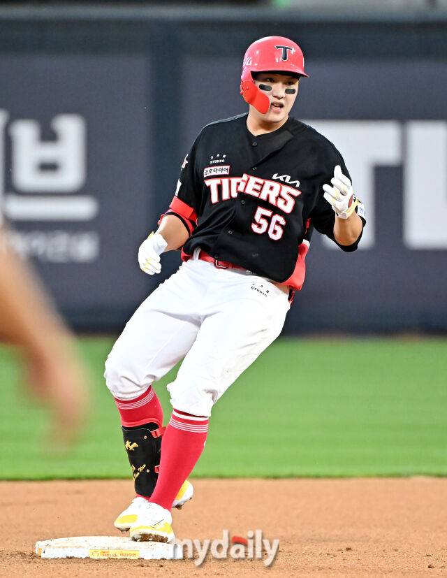 20일 오후 경기도 수원시 조원동 수원kt위즈파크에서 진행된 '2025 프로야구 KBO리그' kt위즈와 KIA타이거즈의 경기. 기아 오선우가 3회초 2사 1루서 2루타를 친 뒤 환호하고 있다./마이데일리