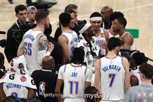 승리 후 기뻐하는 오클라호마시티 선수들. /게티이미지코리아
