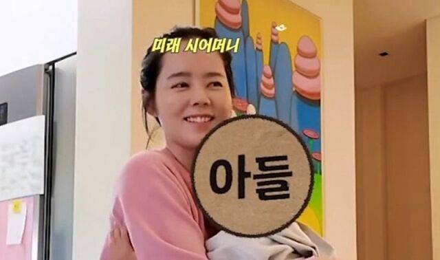 배우 한가인이 아들과 대화를 나누고 있다. / 온라인 커뮤니티