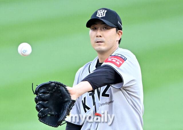 20일 오후 경기도 수원시 조원동 수원kt위즈파크에서 진행된 '2025 프로야구 KBO리그' kt위즈와 KIA타이거즈의 경기. kt 조이현이 선발등판 하고 있다./수원=송일섭 기자 andlyu@mydaily.co.kr