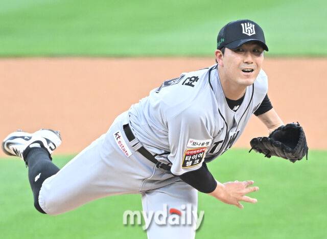 20일 오후 경기도 수원시 조원동 수원kt위즈파크에서 진행된 '2025 프로야구 KBO리그' kt위즈와 KIA타이거즈의 경기. kt 조이현이 선발등판해 역투하고 있다./수원=송일섭 기자 andlyu@mydaily.co.kr