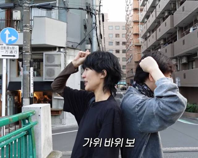 홍진경이 이동휘와 300만 원을 걸고 가위바위보를 하고 있다. / 유튜브 '공부왕찐천재 홍진경' 캡처