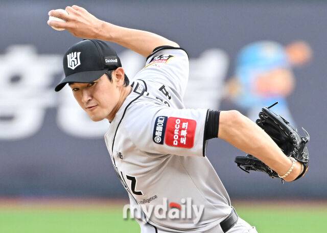 21일 오후 경기도 수원시 조원동 수원kt위즈파크에서 진행된 '2025 프로야구 KBO리그' kt위즈와 KIA타이거즈의 경기. kt 선발투수 고영표가 역투하고 있다./수원=송일섭 기자 andlyu@mydaily.co.kr