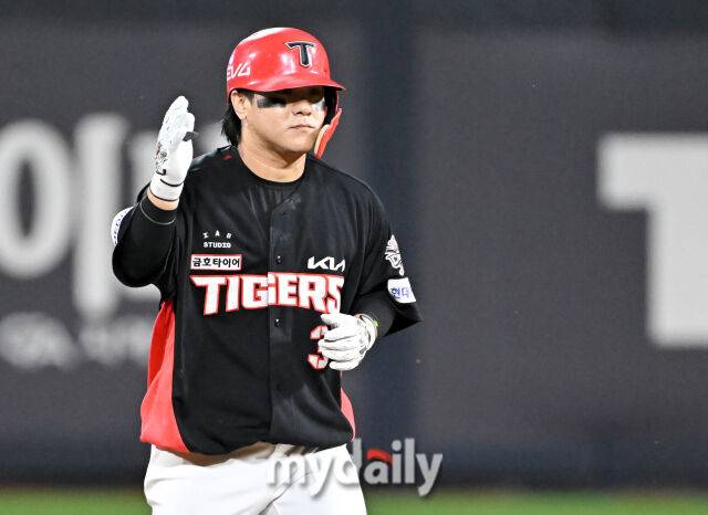 20일 오후 경기도 수원시 조원동 수원kt위즈파크에서 진행된 '2025 프로야구 KBO리그' kt위즈와 KIA타이거즈의 경기. 기아 김선빈이 9회초 무사 2루서 1타점 2루타를 터뜨린 뒤 환호하고 있다./수원=송일섭 기자 andlyu@mydaily.co.kr