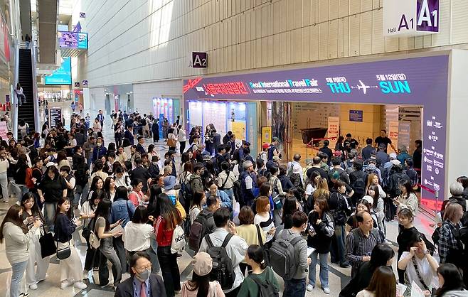 코엑스로 세계일주하러 온 사람들. 지난해 서울국제관광전 오픈런 풍경