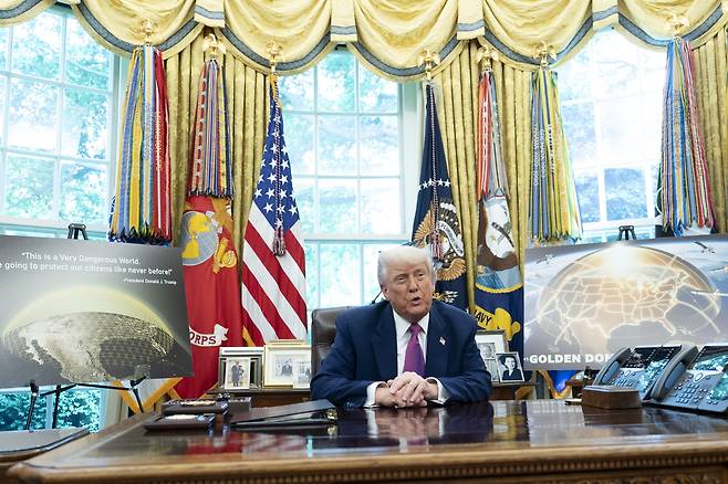 도널드 트럼프 미국 대통령이 20일(현지시간) 백악관 집무실에서 피트 헤그세스 국방장관이 배석한 가운데 골든돔 구상을 밝히고 있다. [EPA]