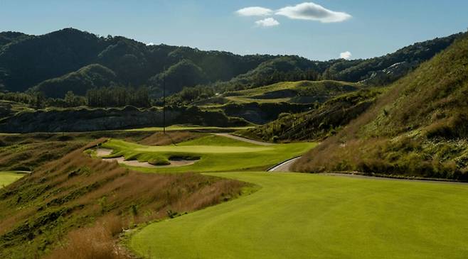 오는 22일 개막되는 코오롱 제67회 한국오픈이 20여년간 대회를 치렀던 천안 우정힐스에서 강원도 춘천 라비에벨 컨트리클럽 듄스 코스로 옮겨 치러진다. 사진은 라비에벨 듄스코스 전경   [라비에벨 제공]