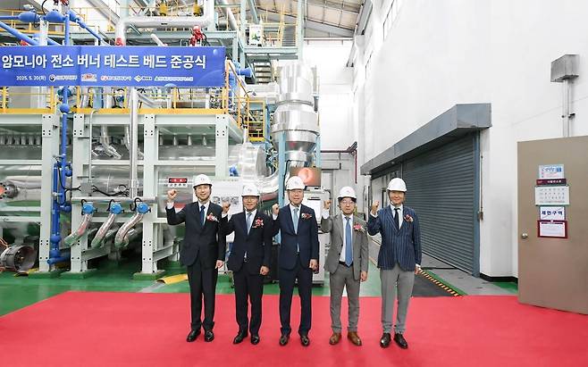 문일주(왼쪽 두 번째) 한국전력 기술혁신본부장과 최우혁(왼쪽 세 번째) 산업통상자원부 수소경제정책관이 20일 대전 유성구 전력연구원에서 진행된 ‘1MW 암모니아 전소 버너 테스트베드’준공식에서 기념촬영을 하고 있다. [한국전력 제공]