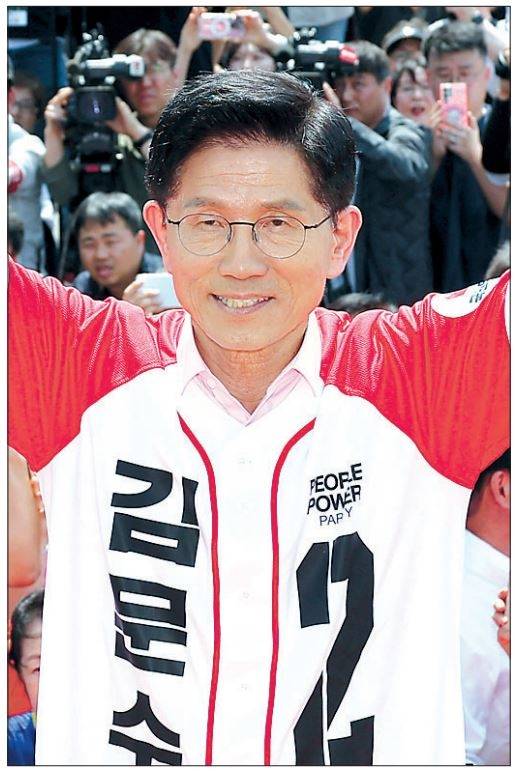 김문수 국민의힘 대선 후보가 20일 서울 서초구 고속터미널역 인근에서 집중유세를 하고 있다. [연합]