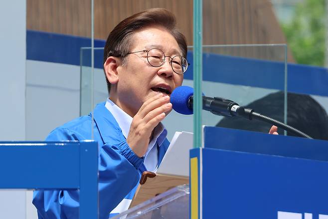 이재명 더불어민주당 대선 후보가 21일 인천광역시 남동구 구월 로데오광장에서 열린 유세에서 시민들에게 지지를 호소하고 있다. [연합]