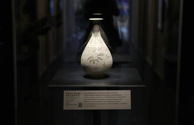 고흥 분청문화박물관에 전시 중인 ‘분청사기 상감 연꽃 넝쿨무늬 병’.