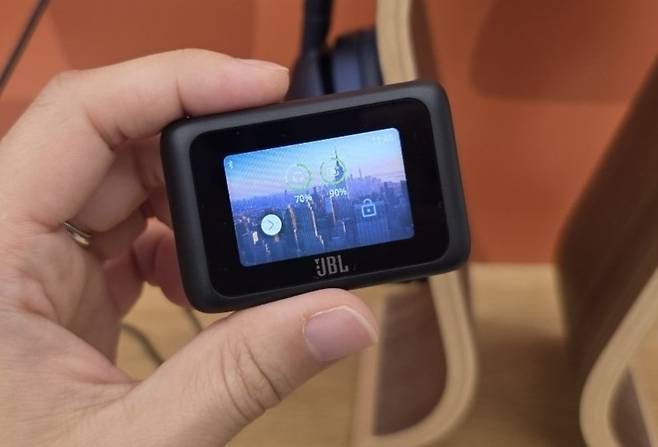 무선 오디오 트랜스미터 ‘JBL 스마트 Tx’를 통해 무선 헤드셋을 제어하는 모습. [권제인 기자/eyre@]