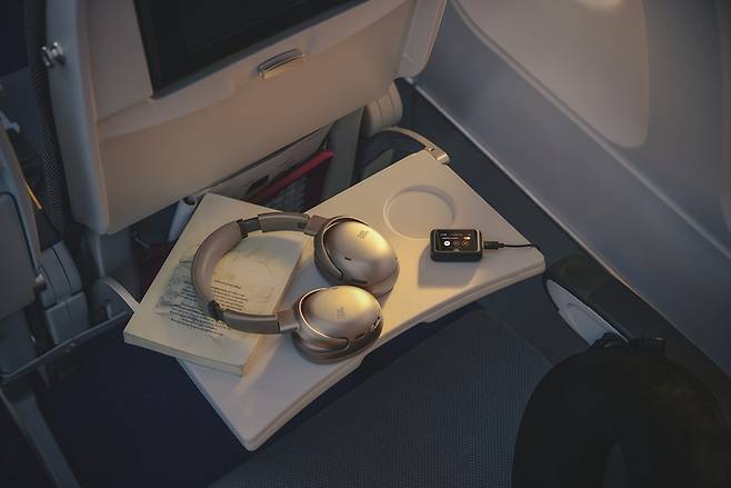 JBL 브랜드의 신제품 ‘JBL 투어 원 M3 스마트 Tx’와 무선 오디오 트랜스미터 ‘JBL 스마트 Tx’. [하만 인터내셔널 제공]