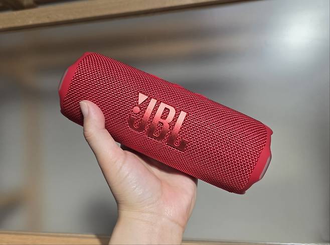 JBL의 휴대용 블루투스 스피커 ‘플립(FLIP) 7’. [권제인 기자/eyre@]