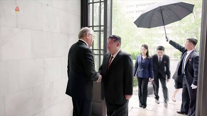 [서울=뉴시스] ﻿﻿북한과 러시아가 올해 광복절(8월 15일)과 노동당 창건일(10월 10일)을 포함한 주요 계기를 중심으로 고위급 대표단을 여러 차례 교환할 계획인 것으로 알려졌다. 사진은 김정은 북한 국무위원장이 러시아 전승절 80주년을 맞아 지난 9일 평양 러시아 대사관을 방문해 알렉산드르 마체고라 주북 러시아 대사와 악수하는 모습. 2025.05.21 *재판매 및 DB 금지