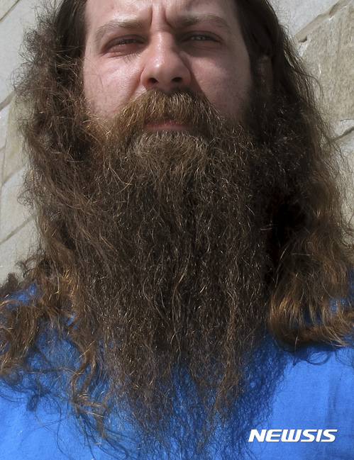 [몽펠리=AP/뉴시스]미 버몬트주 몽펠리에에서 열린 '최고의 수염' 대회 우승자인 브라이언 스터지가 17일(현지 시간) 예선에서 찍은 사진.  그는 2013년 암으로 숨진 11세의 딸과 한 약속 때문에 수염을 길러왔다고 말했다. 2017.03.19