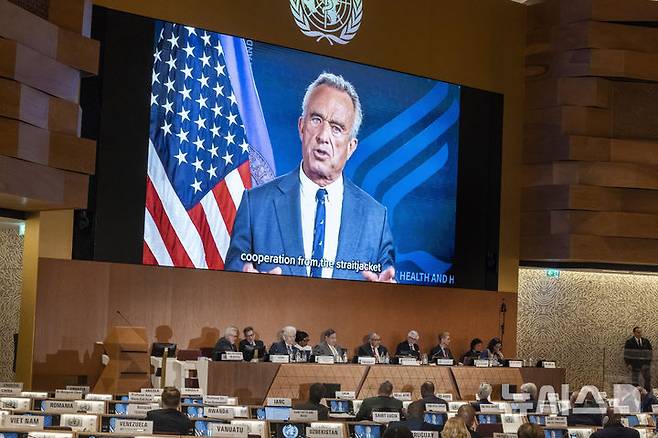 [제네바=AP/뉴시스] 20일(현지 시간)스위스 제네바에서 열린 세계보건기구(WHO) 연차총회인 78회 세계보건총회(WHA)에서 로버트 케네디 주니어 미국 보건복지부 장관의 영상 메시지가 상영되고 있다. 2025.05.21