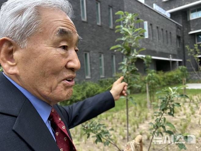 [서울=뉴시스] 한이재 수습 기자 = 이재오 민주화기념사업회 이사장이 20일 오전 서울 용산구 민주화운동기념관에 취재진과 만나 발언하고 있다. 이 이사장은 "국정이 아무리 혼란스러워도 민주주의는 계속 발전해야 한다"며 "특히 청소년들이 이곳을 많이 와서 기념관이 민주주의의 산 교육장으로 활용되면 좋겠다고 생각한다"고 말했다. 2025.05.20. nowone@newsis.com